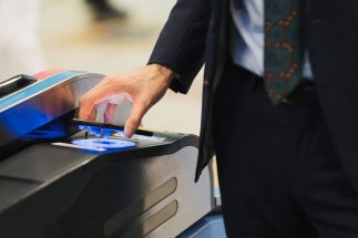 財布を忘れてもスマホがあれば交通機関で苦労することはなかっただろうが…（写真：イメージマート）