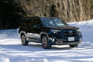 フラットな圧雪路をきっちりと掴んで速度を上げる1.8Lのターボエンジン搭載「スポーツEX」で快適に走る