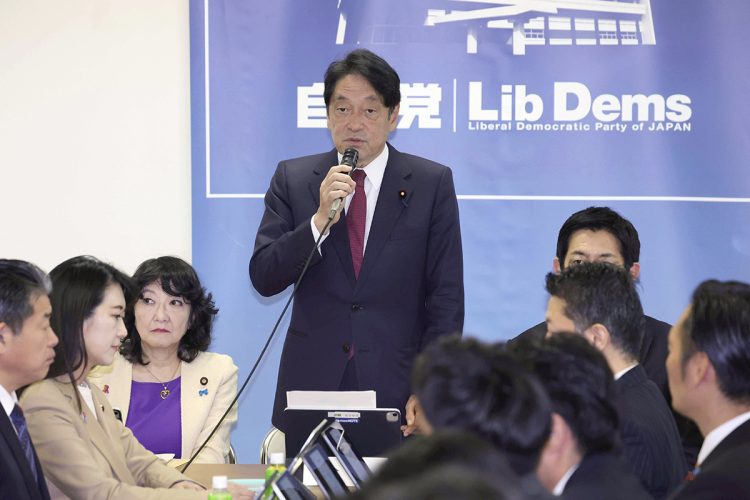 財務省が懐柔を狙う自民党税制調査会（中央は小野寺五典・税調会長。時事通信フォト）