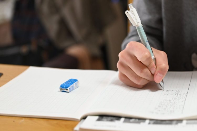 麻布中学の志願者数変化の背景には何があるか（イメージ）