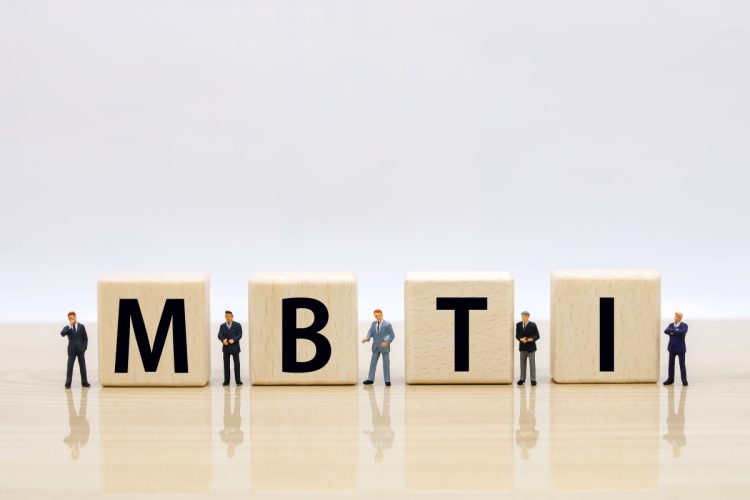 若者の間で自己紹介の定番となっている「MBTI」診断とは（イメージ）