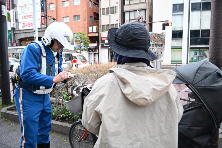 自転車に青切符制度導入で指導・取り締まりも（時事通信フォト）