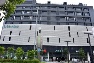 蒲田駅西口には大きな駅ビルがあるが、それが東西を分断しる壁として立ち塞がる（2025年7月筆者撮影）