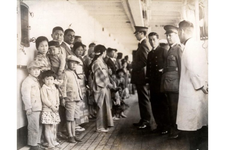 サンフランシスコで入国検査を受ける日本人移民
（1931年撮影、GRANGER/時事通信フォト）