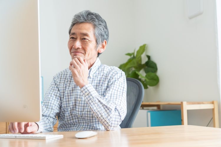 再就職やバイト以外に収入を得る方法も（写真：イメージマート）