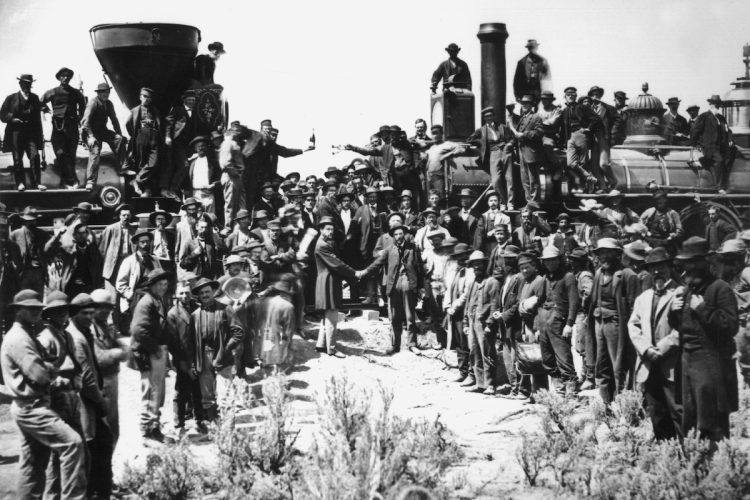 1869年に開通した大陸横断鉄道。中国人労働者は「クーリー」と呼ばれ、過酷な建設に従事した（dpa/時事通信フォト）