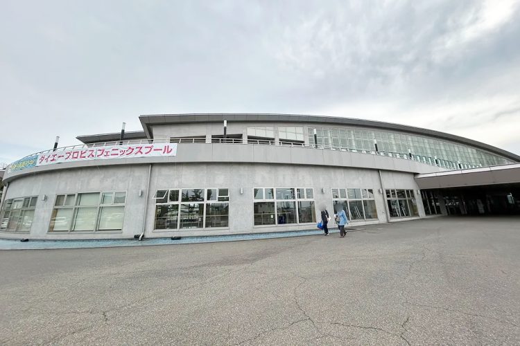 物価高交付金1.4億円を投じて電光表示盤が設置される新潟県の県営プール