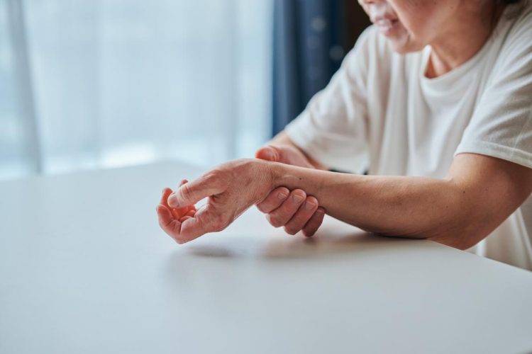 朝起きた時の手や指のこわばりが30分以上続く場合は、専門医の受診がすすめられる（写真：イメージマート）