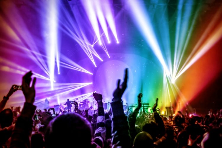 派手な演出の一方、セットリストは固定されがちに（写真：イメージマート）