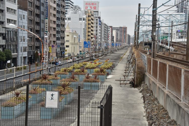 みなとみらい線との直通運転開始に伴い東急東横線の横浜駅―桜木町駅間は廃止。同区間は遊歩道として整備が進められている（2023年3月撮影：小川裕夫）
