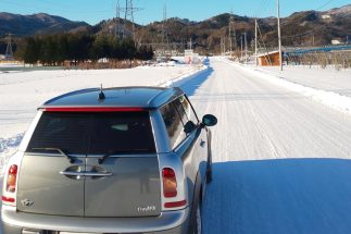 前夜から冷え込み、さらにきれいに除雪を済ませた圧雪路。所々凍結してはいるものの非常に走りやすい路面で2シーズン目に入った試乗チェックでも「シンクロウェザー」は、不安なく走り切ることができた