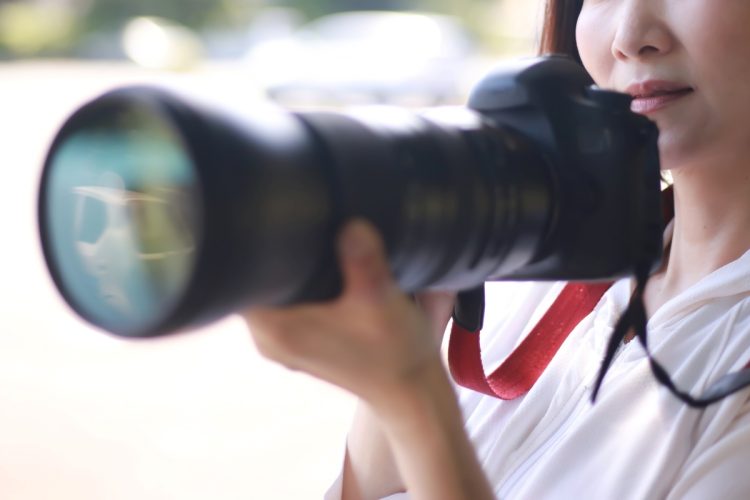 本格的なカメラを持参して球場に足を運ぶ人も（写真：イメージマート）