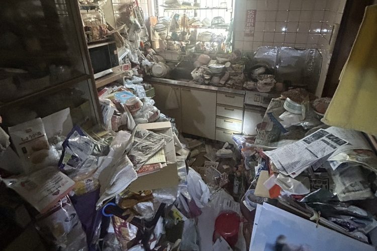 認知症になった女性が住んでいた家の中（提供写真）