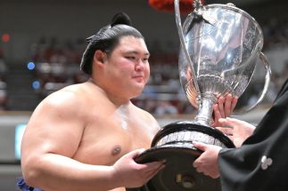 6場所ぶりに賜杯を手にした大の里（写真・時事通信フォト）