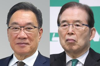 新たに社長に就任する戒田理夫氏（右＝永守重信・前会長／時事通信フォト）