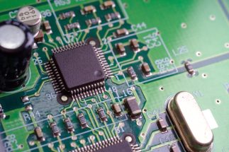 米中「テクノロジー冷戦」時代、どの国の半導体企業に投資妙味があるのか（写真：イメージマート）