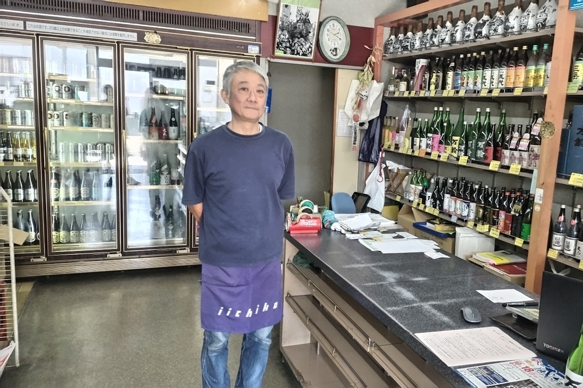 豊富なラインナップ、唐津で角打ちを営む「渕田酒店」と店主の渕田眞充さん