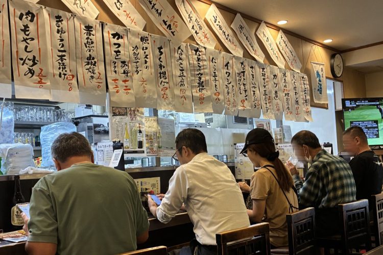 お昼時は食事のお客さんでカウンターもいっぱいになる