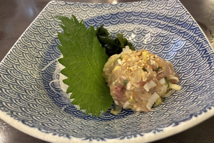最初の1杯にぴったり合うなめろう。ちびちびと大事に食べたい