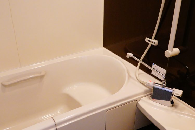 入浴中に熱中症になるシニアは少なくないという（イメージ）