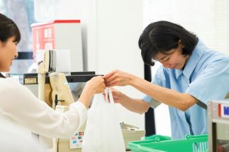 「セール初日に揚げ物を普段の10倍の1000個売ろう！」本部担当者の提案に乗ったコンビニオーナーの葛藤　「無理です」と言う外国人スタッフと奮闘したなかでの貴重な気づき