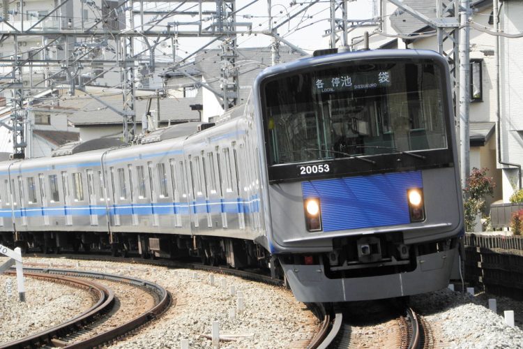 2000年に営業運転を開始した西武鉄道の20000系。製造から約四半世紀を経て、製造元の鉄道車両メーカーに里帰りすることになった