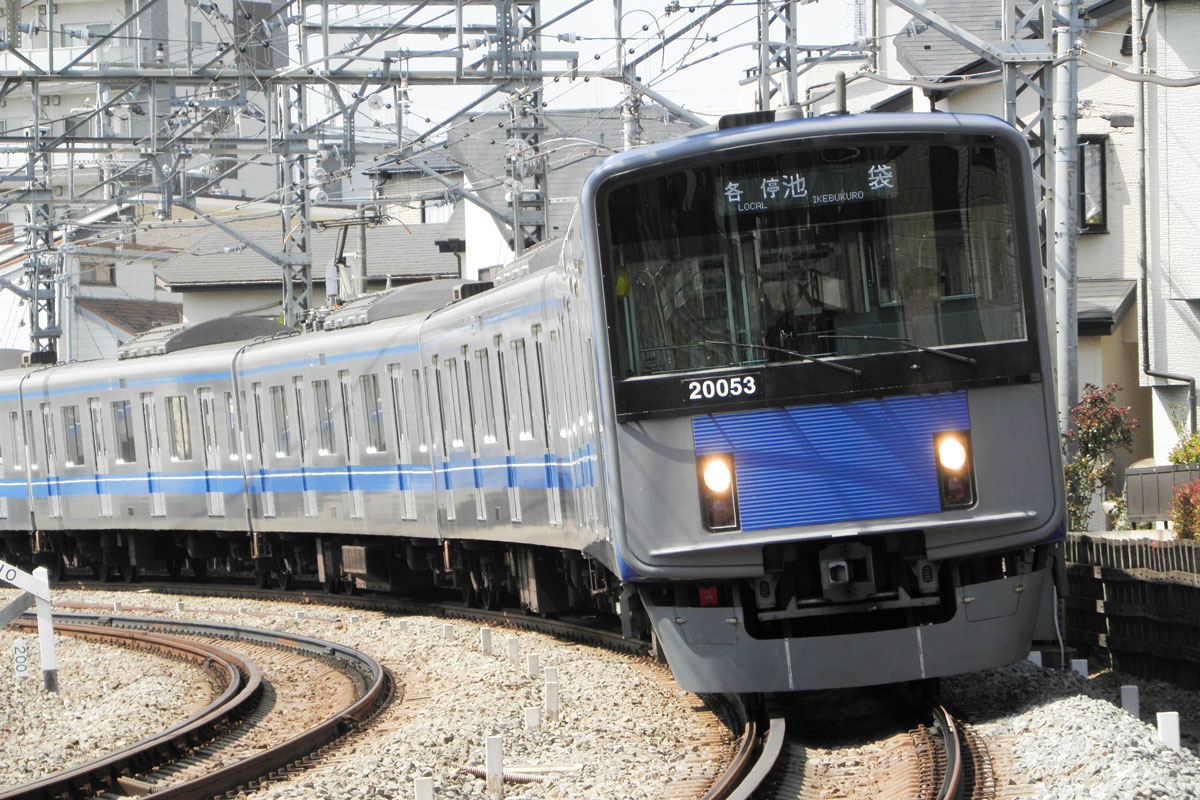 2000年に営業運転を開始した西武鉄道の20000系。製造から約四半世紀を経て、製造元の鉄道車両メーカーに里帰りすることになった