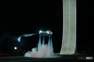 【空飛ぶ車】テスラが新型ロードスターを公開、中国株式市場で活気づく「低空経済関連」銘柄　航空、自動車、機械・電機メーカーの現在地とドローンメーカーの参入が少ない事情
