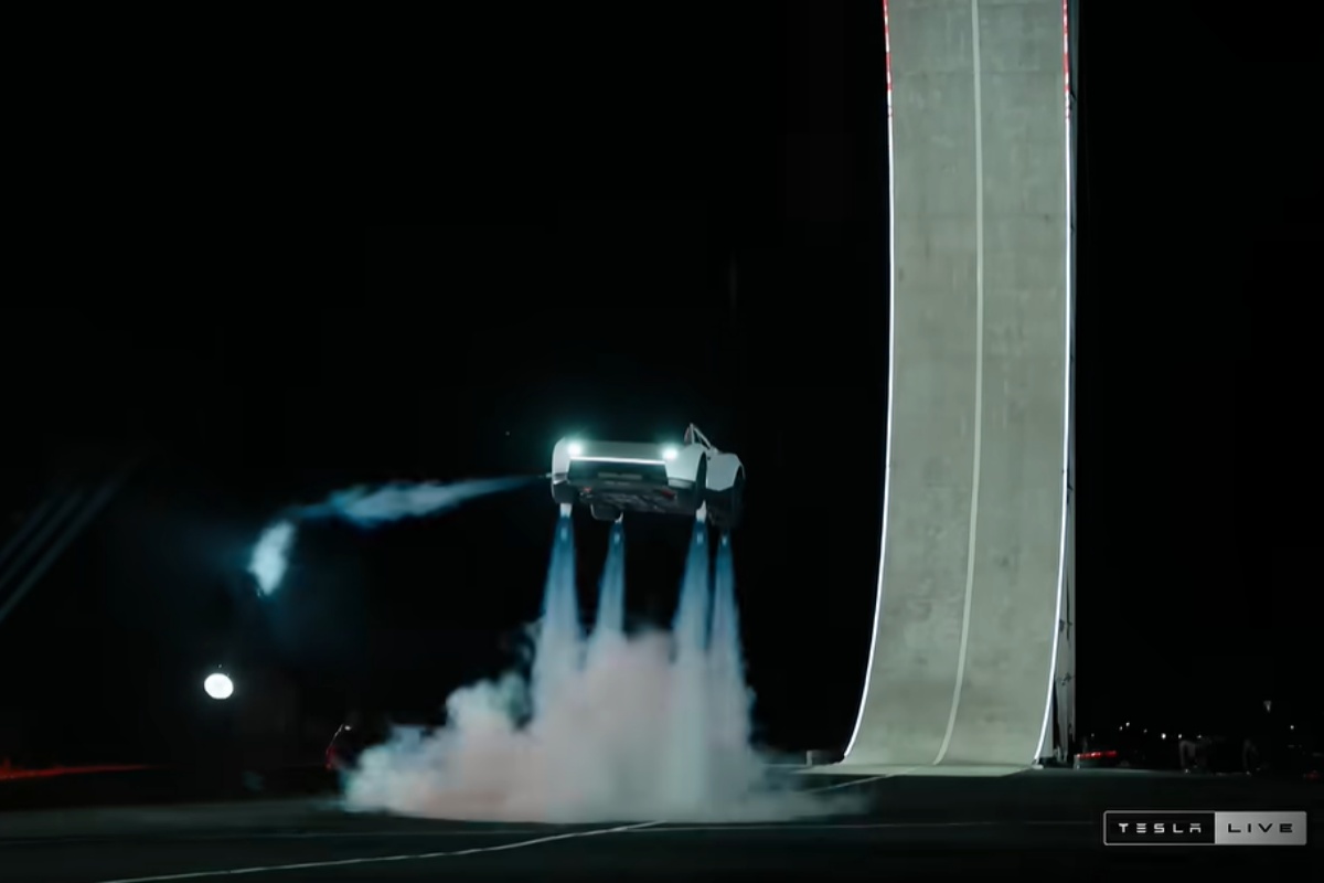 テスラの新型ロードスターが見せた「空飛ぶ車」の可能性(テスラ公式YouTubeより)