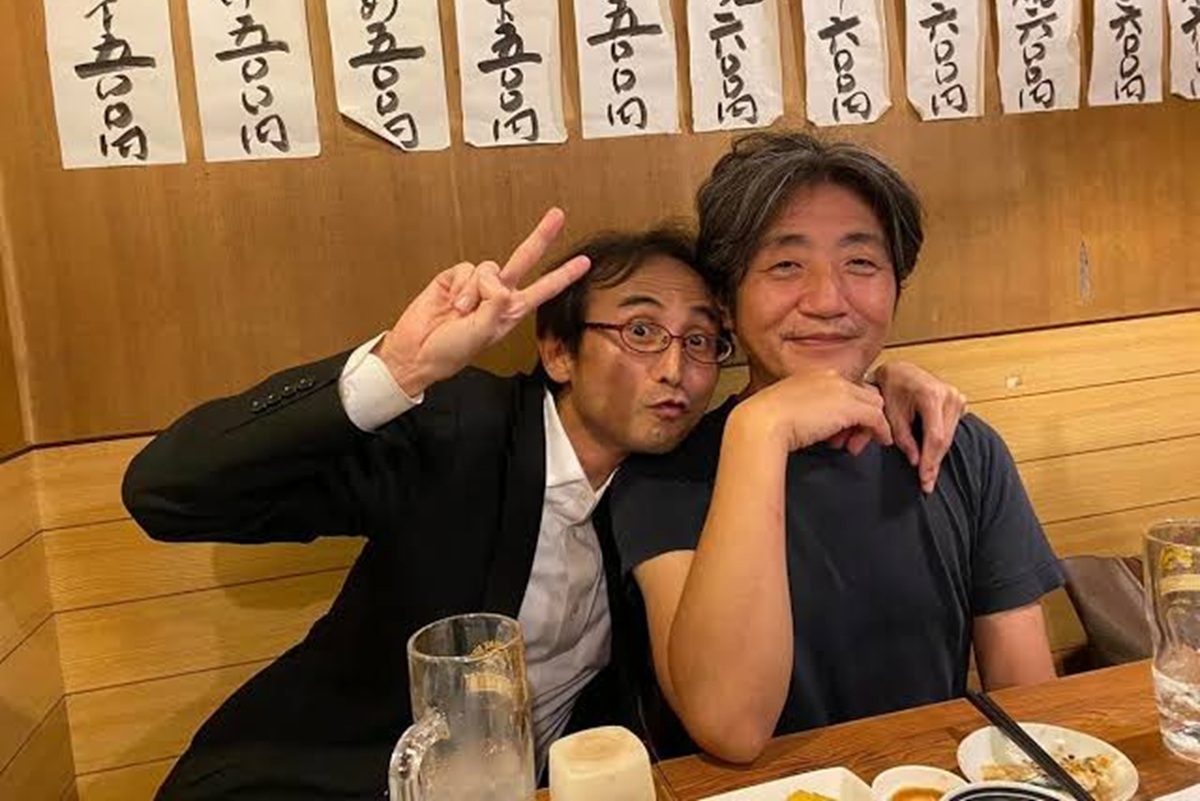 嶋浩一郎さん（＝右）と筆者