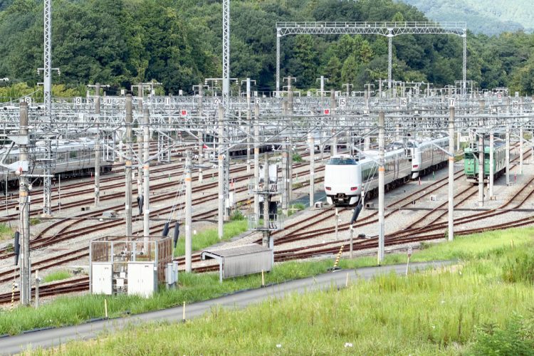車両基地の留置線で留置されている電車たち（画像：JR西日本吹田総合車両所福知山支所にて筆者撮影）