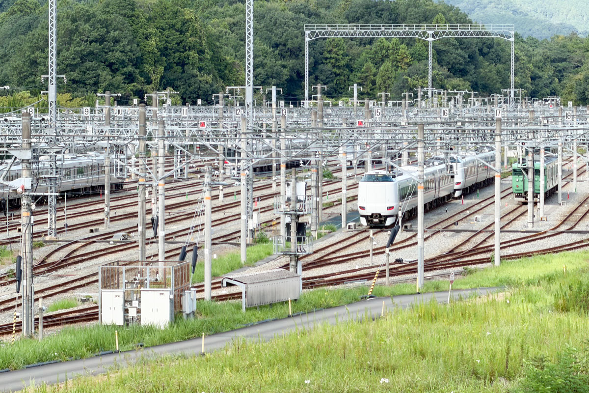 車両基地の留置線で留置されている電車たち(画像:JR西日本吹田総合車両所福知山支所にて筆者撮影)